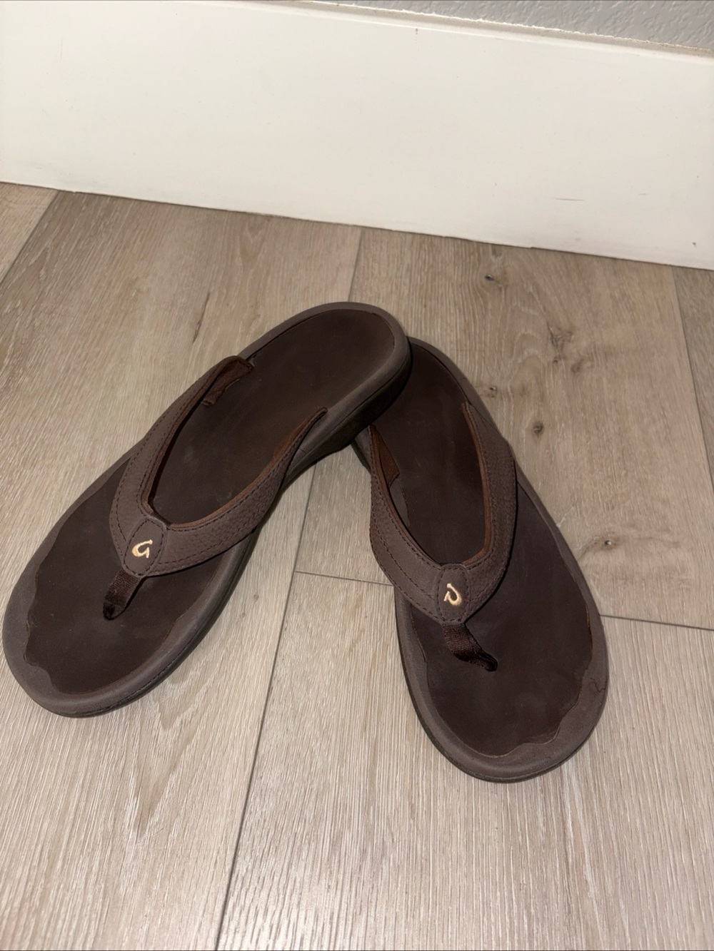 EUC OluKai OHANA Ergonomic FLIP FLOP Beach Sandals in DARK BROWN - Women’s  W8